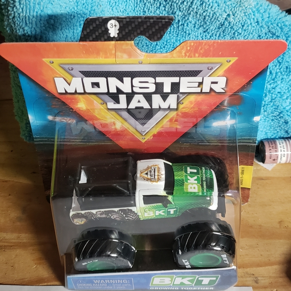 Spin Master Monster Jam BKT chase truck